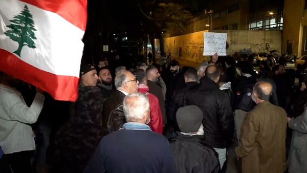 الشارع يلفظُ أنفاسَ الصبر 