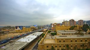 مبلغ خيالي على لوحة إعلانية.. الطرقات تحكمها الفوضى