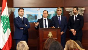 طرد السفير… ترحيب من الكتائب وصمت باسيل