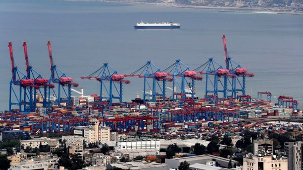 بين النظام والجمرك.. من يُفرج عن البضائع قبل أن تفسد؟