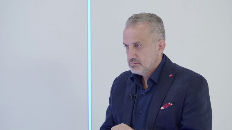 أنصحه بسحب صوره مع بشار: زياد عيتاني يتهم رجل دين بالمباشر ويفضح مركز أمني خلف الكنيسة
