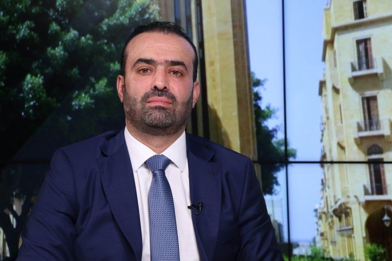 سيد بعبدا في مرمى "الخلايا السوداء"..صحافي يكشف: شاب "دلفري" سوري يخدم الكبار وتحذير قاسي:الله يلعنك
