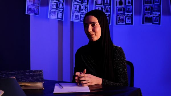 سرق الذهب من طفلته بسبب كبسة زر… آمنة شبّو تكشف كيف يُخدَع الدماغ