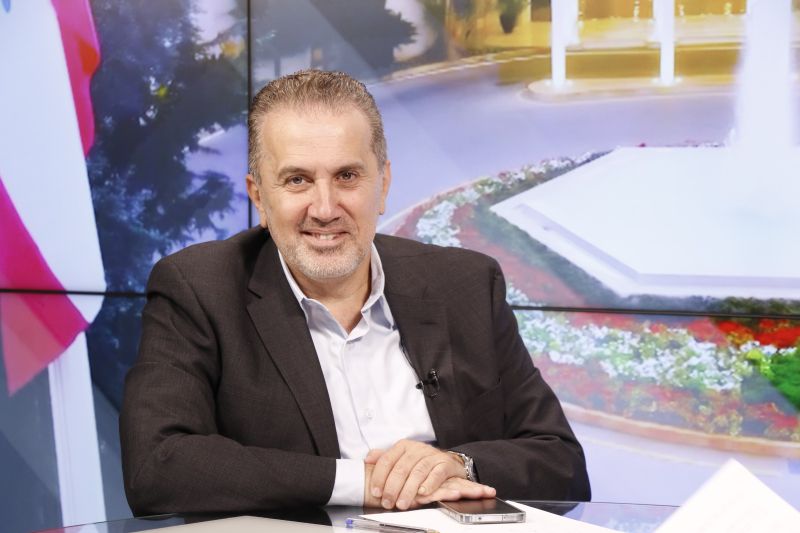 لن يبقى "سكّينة مطبخ" مع الحزب.. زياد عيتاني: نحن بدنا ما تنسوا "الجولاني".. سيأخذ لبنان ولكن بالحب! 