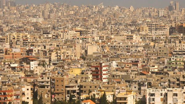 الخوف يسكن الضاحية.. وسكانها يسكنون بعيدًا