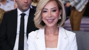 تحية من عون.. لأمهات لبنان