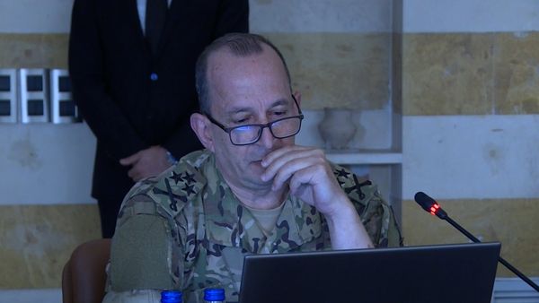 قائد الجيش يمازح الثنائي 