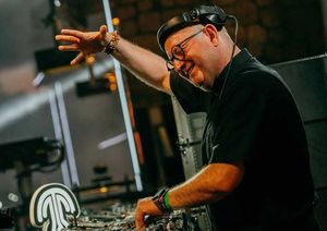 ملهى ليلي في لبنان يستعدّ... لاستقبال كاهن في حفلة؟