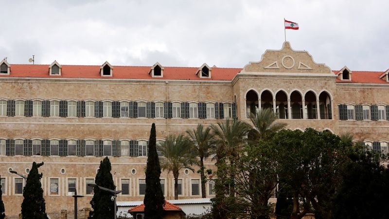 "الخرطوشة الأخيرة".. هل يُطفئ القطاع العام أنواره؟