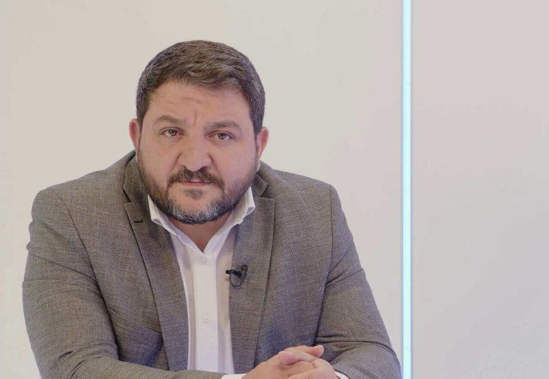 رامي نعيم في ظهور ناري يهاجم قيادي الحزب ويكشف المستور: "عم يتعاطى"... وهذا مصير سلاح القوات!
