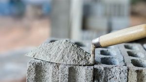 احتكار الترابة تحت النار