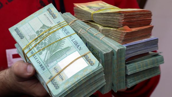 في كواليس التحويلات المحجوزة.. معاناة المودعين تتضخم