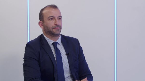 الذهب في تقلّب أسود وتحذير صادم للمودعين - صحافي اقتصادي يعلنها: ارتطام معيشي وكارثة مالية ضخمة!
