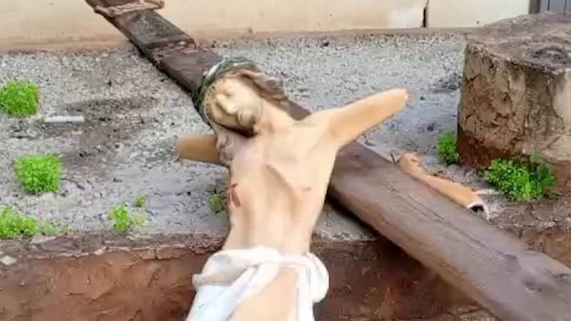 بأيادي سوداء... الصليب يهان ويكسّر في بيروت 