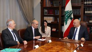 لودريان في بيروت... والتصعيد يواكب المفاوضات