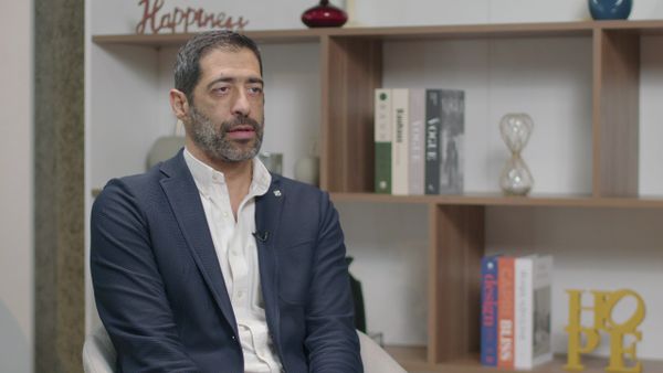 من الفقد خلق قوّة ورسم مسيرة نجاح.. الياس حنكش بين ضغوطات الحياة وعالم السياسة
