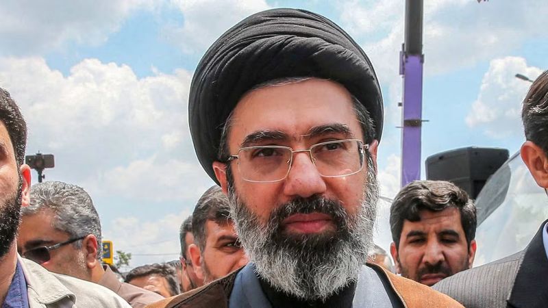 مجتبى يعيد تنظيم القيادة