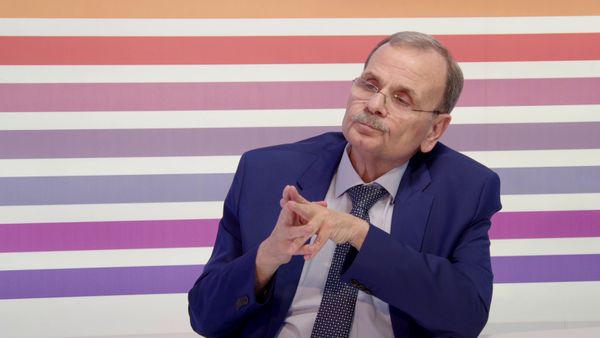 نائب الجنوب يسير بين الألغام ويعلن مواقف جريئة من الشيخ نعيم والتطبيع والسلاح: برافو للحكومة!
