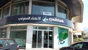 أموال 13,500 مودع في جيب رجل واحد.. والقضاء يغمض عينيه
