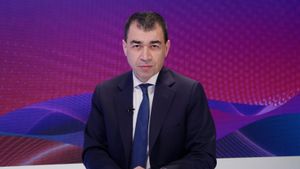 سيزار أبي خليل يكشف فضائح الحكومة وصفقة العفو العام: ماذا يحصل على خط ميرنا الشالوحي- عين التينة!؟
 