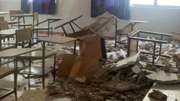 سقف ينهار وقلق يعلو.. والإدارة تطمئن: طلابنا أمانة