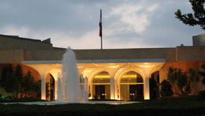 هل يكسر القاضي الحاج حاجز "السن"؟