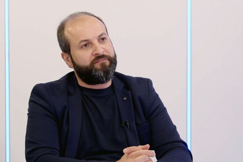 لبنان يُختطف بالسلاح والتشبث به يعني الخراب... قاسم يوسف يشهر سيف المواجهة: فليكن صراع داخلي!
