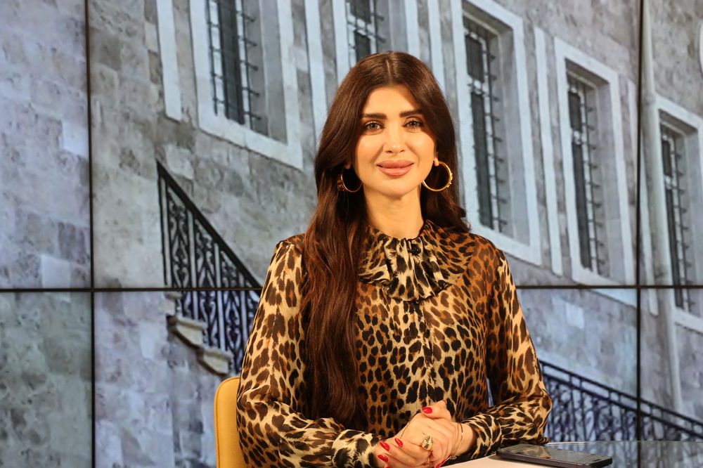 "قصف" يطال طرابلس ودمشق وقصر جنبلاط.. سيدة لبنانية تستعد لرحلة الى إسرائيل و"تضحك" في عزاء "المرشد"!
 