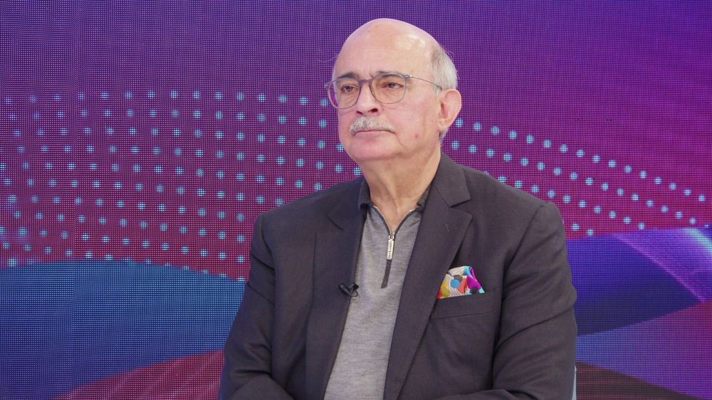 كشف تفاصيل العلاقة بين الحريري والسعودية.. نجم يتحدث عن دعم دولي للشيخ سعد ومشاركة أكيدة بالانتخابات
