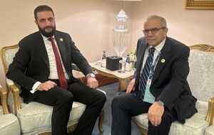 سلام إلى جانب الشرع.. ما الذي يدور خلف الصورة؟