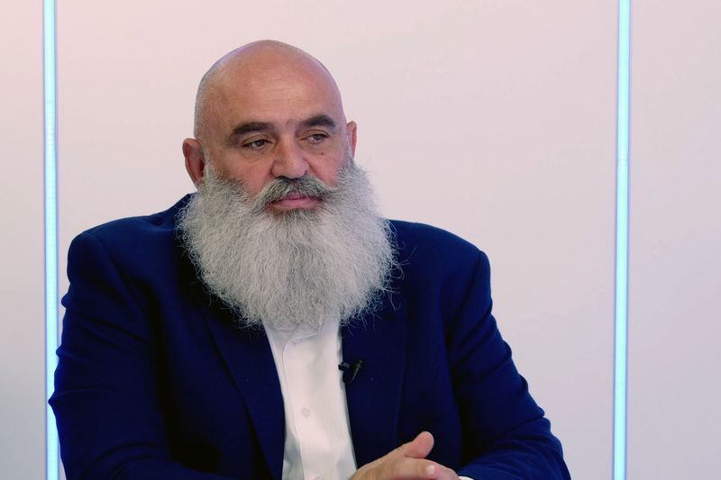 إبراهيم الصقر يعلن الثورة المارونية ويهدد قادة الحزب في أجرأ إطلالة: دعوسوكن وحقكن فرنكين يا بسينات!

