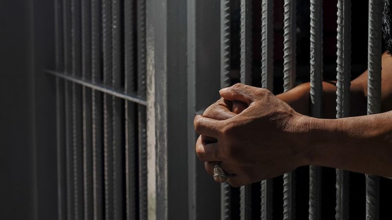 جدل واسع حول العفو العام: هل يخرج القَتَلة إلى الحرية؟! 