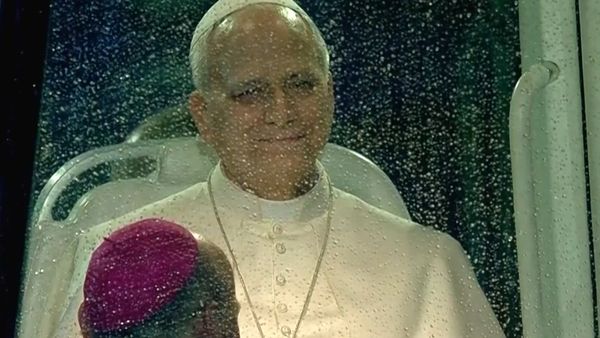 تحت زخّات المطر.. الدبكة اللبنانية ترحب بالبابا