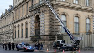 اللوفر في قبضة الغموض