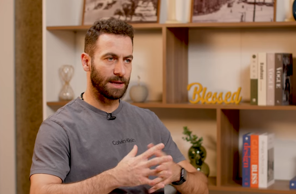 بين الخبرة والشغف والتقدم بالعمر.. النجم ايلي رستم بيكشف خبايا وأسرار مسيرته بعالم كرة السلة