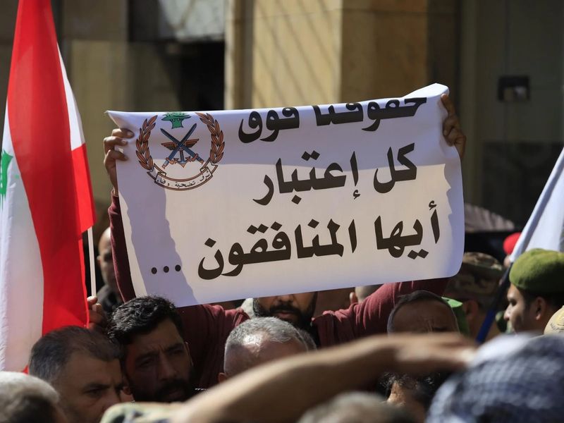 ملف العسكريين المتقاعدين ينذر بالأسوأ… وتحذير من أزمة غير مسبوقة: لسنا أرقامًا لنهدر كرامتنا
