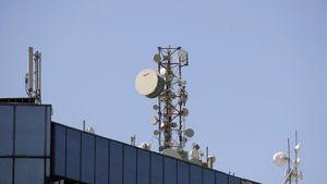 وزارة الاتصالات أمام تساؤلات: ما خلف القرارات الأخيرة؟