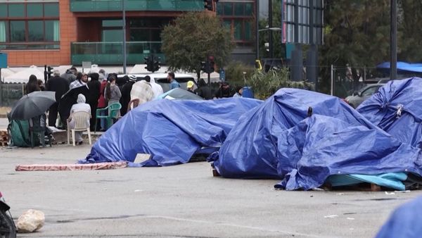 العاصفة والحرب معًا… معاناة النازحين تتفاقم