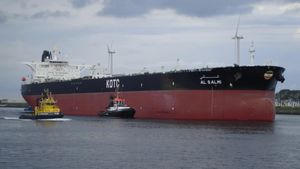 فجرٌ ناريّ في دبي… استهداف ناقلة نفط كويتية