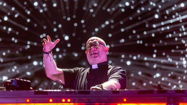 دعوى قضائية... هل تلغى حفلة الكاهن الدي جي؟