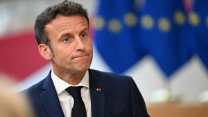 ماكرون يتهم الحزب