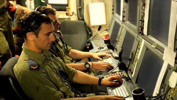 عميل لبناني يضحك على الموساد...