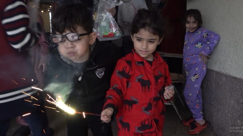 بين ضحكاتهم تسقط رواية الحرب 