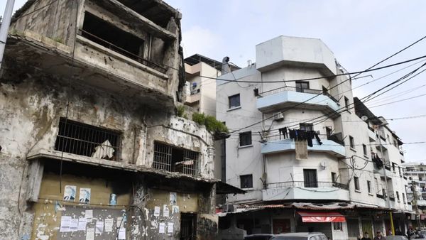 مبنى كبارة يلفظ سكانه إلى العراء