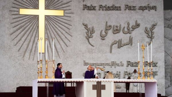 لبنان يلتقط أنفاسه تحت سماء القدّاس