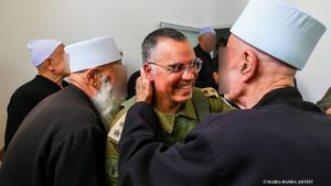 أفيخاي على أبواب دمشق: دعاية تتنكر في زيّ الزيارة!