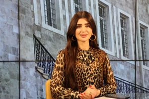 "قصف" يطال طرابلس ودمشق وقصر جنبلاط.. سيدة لبنانية تستعد لرحلة الى إسرائيل و"تضحك" في عزاء "المرشد"!
 