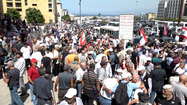 العسكريون يعلّقون التصعيد.. والحكومة تعد بخطة لتصحيح الرواتب
