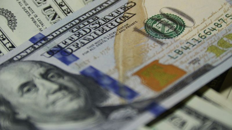 دولارات طازجة مجمَّدة… المصرف المركزي يواصل اللعب بالنار