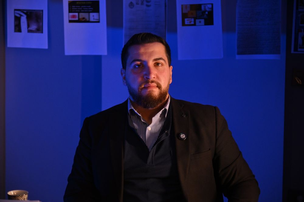 مات أثناء التحقيق… د. شيّا يُفكّك رواية السكتة القلبية: ضغوط قد تطال الطبيب الشرعي
